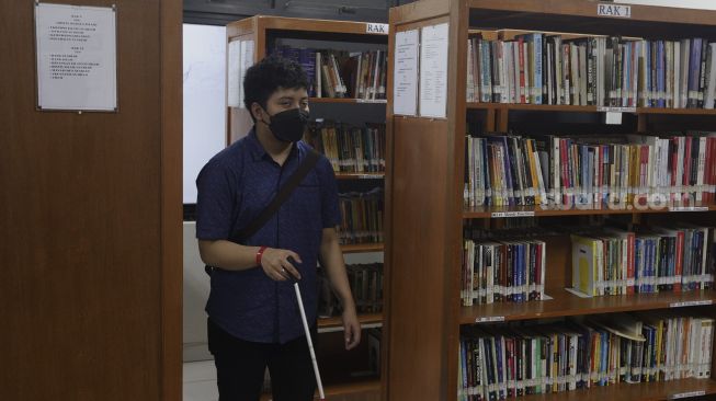 Mahasiswa penyandang disabilitas tunanetra mengikuti kegiatan orientasi mobilitas fakultas di kampus Universitas Muhammadiyah Jakarta (UMJ), Ciputat, Tangerang Selatan, Banten, Kamis (9/9/2021). [Suara.com/Angga Budhiyanto]