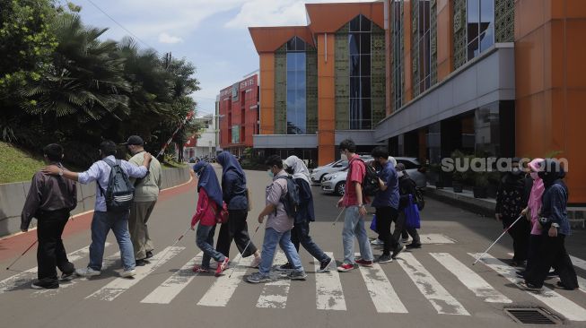Mahasiswa penyandang disabilitas tunanetra mengikuti kegiatan orientasi mobilitas fakultas di kampus Universitas Muhammadiyah Jakarta (UMJ), Ciputat, Tangerang Selatan, Banten, Kamis (9/9/2021). [Suara.com/Angga Budhiyanto]