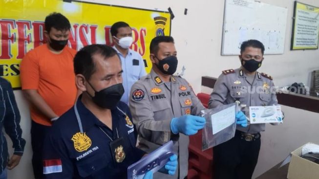 Jajaran Polsek Umbulharjo menunjukkan barang bukti pencurian yang dilakukan oleh MF saat konferensi pers di Mapolsek Umbulharjo, Kota Yogyakarta, Kamis (9/9/2021). - (SuaraJogja.id/Muhammad Ilham Baktora)