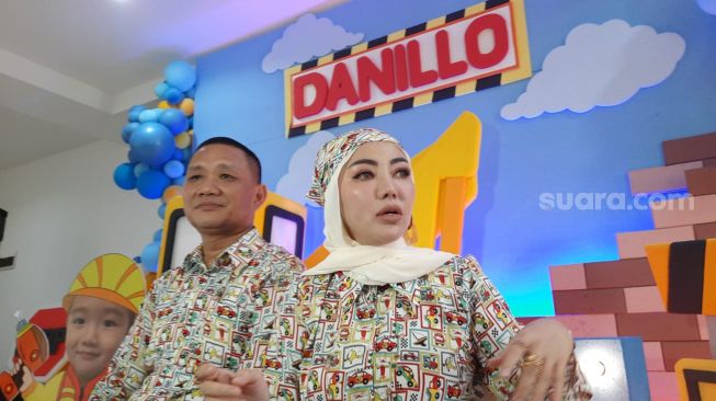 Bella Shofie dan suaminya [Suara.com/Muhammad Anzar Anas]