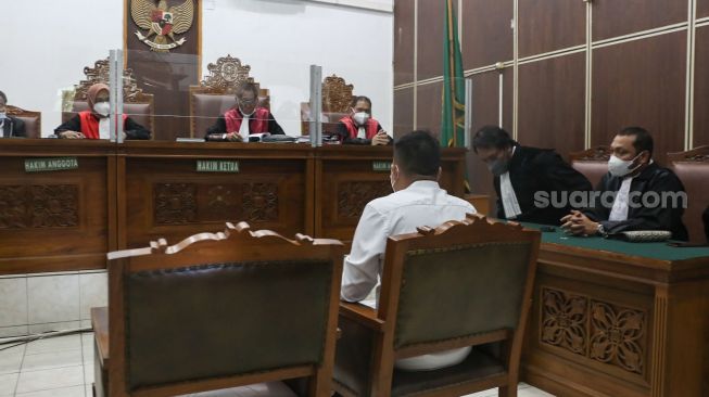 Presenter Vicky Prasetyo saat menjalani sidang di Pengadilan Negeri Jakarta Selatan, Kamis (9/9/2021). [Suara.com/Alfian Winanto,]