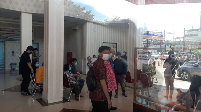 Keluarga korban kebakaran Lapas Tangerang saat mendatangi posko antemortem di RS Polri, Kramat Jati. (Suara.com/Yaumal)
