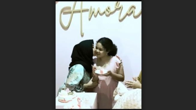 Momen Aurel Rayakan Ultah Amora. [Instagram/attahalilintar]