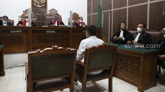 Presenter Vicky Prasetyo saat menjalani sidang di Pengadilan Negeri Jakarta Selatan, Kamis (9/9/2021). [Suara.com/Alfian Winanto,]