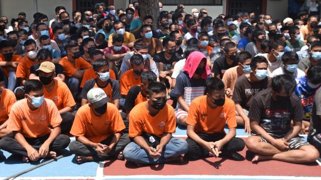 Sejumlah warga binaan mengikuti acara doa bersama di Rutan Kelas II B Serang, Banten, Kamis (9/9/2021). ANTARA FOTO/Asep Fathulrahman