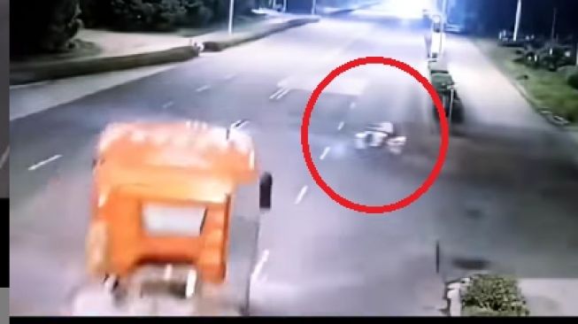 Detik-Detik Motor Nyaris Ditabrak Truk di Jalan, Reaksi Pemotor Tak Terduga