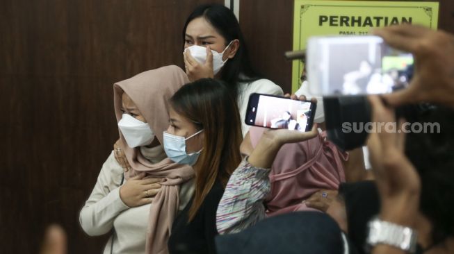 Ekspresi Kalina Oktarani dan Keluarga Vicky ketika mendengar putusan hakim saat jalannya sidang Vicky Prasetyo di Pengadilan Negeri Jakarta Selatan, Kamis (9/9/2021). [Suara.com/Alfian Winanto,]