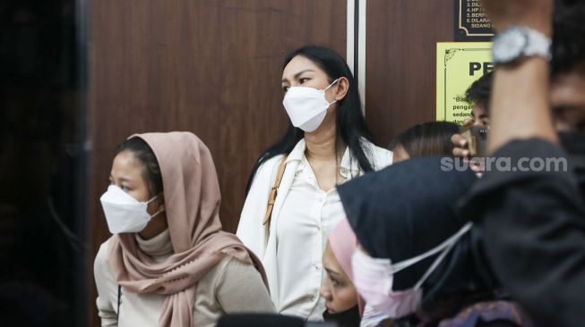Ekspresi Kalina Oktarani saat mengikuti jalannya sidang sang suami, Vicky Prasetyo di Pengadilan Negeri Jakarta Selatan, Kamis (9/9/2021). [Suara.com/Alfian Winanto,]