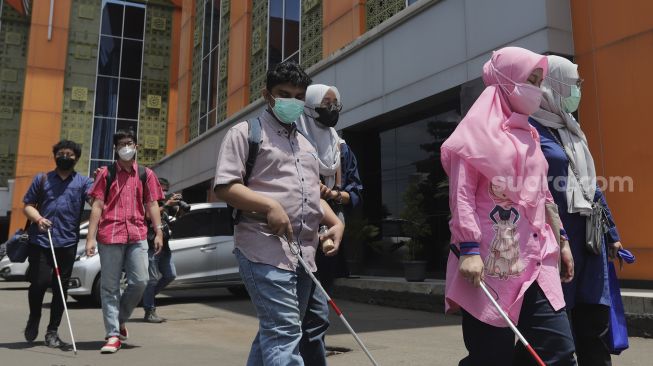 Mahasiswa penyandang disabilitas tunanetra mengikuti kegiatan orientasi mobilitas fakultas di kampus Universitas Muhammadiyah Jakarta (UMJ), Ciputat, Tangerang Selatan, Banten, Kamis (9/9/2021). [Suara.com/Angga Budhiyanto]