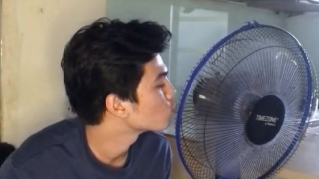 Viral Video Cowok Cium Kipas Angin Bak Kekasih. (TikTok)