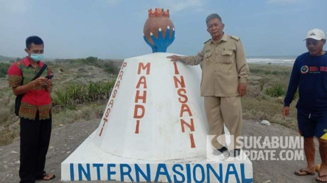 Warga Temukan Tugu Misterius di Pantai Selatan Sukabumi