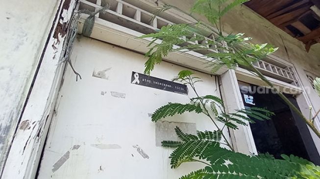 Stiker di pintu rumah yang sempat dikontrak almarhum Munir dan Suciwati di Jalan Bekasi Timur IV, Gang Buntu, Cipinang Besar Utara, Jatinegara, Jakarta Timur. Dipotret Kamis (9/9/2021). [Suara.com/Yosea Arga Pramudita]