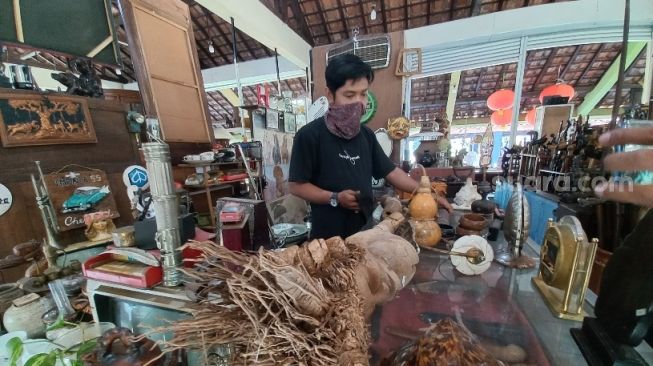 Jualan Barang Antik di Pasar Seni Gabusan, Sebulan Omzet Mardevit Capai Rp10 Juta