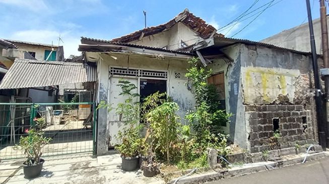 Rumah yang sempat dikontrak almarhum Munir dan Suciwati di Jalan Bekasi Timur IV, Gang Buntu, Cipinang Besar Utara, Jatinegara, Jakarta Timur. Dipotret Kamis (9/9/2021). [Suara.com/Yosea Arga Pramudita]