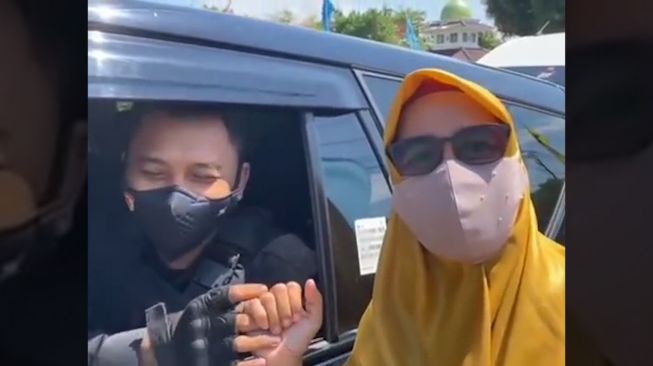 Viral Anggota Paspampres Berjumpa Orangtua saat Kawal Presiden, Bikin Haru