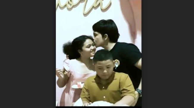 Momen Aurel Rayakan Ultah Amora. [Instagram/attahalilintar]