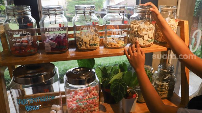 Karyawan toko merapikan barang dagangan yang akan dijual di Toko Naked Inc, Kemang, Jakarta Selatan, Kamis (9/9/2021). [Suara.com/Alfian Winanto]