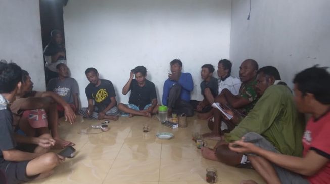 Sejumlah ABK dari KM Hentri yang selamat saat berada di rumah warga di Ohoi Tanimbar Kei Kabupaten Kecamatan Kei Kecil Barat, Kabupaten Maluku Tenggara. (ANTARA/Siprianus Yanyaan)