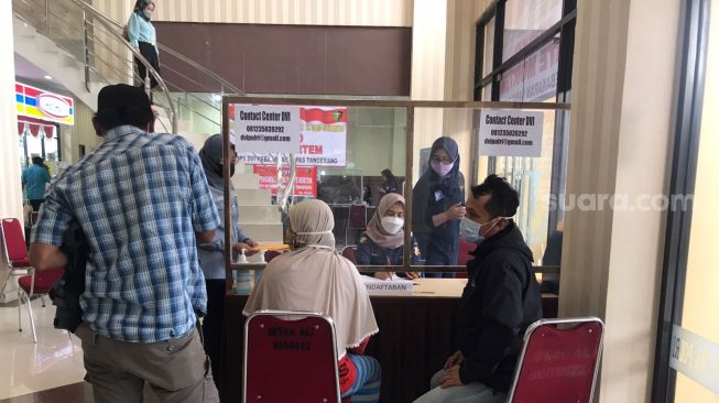 Keluarga Alvin, salah satu narapidana yang meninggal dalam kebakaran di Lapas Tangerang. Mereka mendatangi posko antemortem di RS Polri untuk kepentingan identifikasi jenazah korban. (Aulia Ivanka Rahmana)