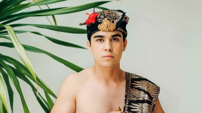 Nama asli artis berdarah Bali. (Instagram/erdin.werdrayana)