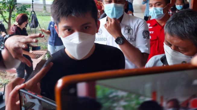 Perwakilan keluarga Timothy Jaya usai menerima santunan dari Kemenkumham di RSUD Kabupaten Tangerang, Banten. (ANTARA)
