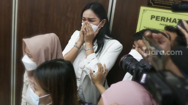 Ekspresi Kalina Oktarani ketika mendengar putusan hakim saat mengikuti jalannya sidang sang suami, Vicky Prasetyo di Pengadilan Negeri Jakarta Selatan, Kamis (9/9/2021). [Suara.com/Alfian Winanto,]