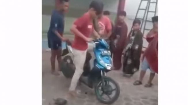Terciduk Curi Uang Kotak Amal Masjid, Motor Milik Pencuri Dirusak dan Dibakar Warga
