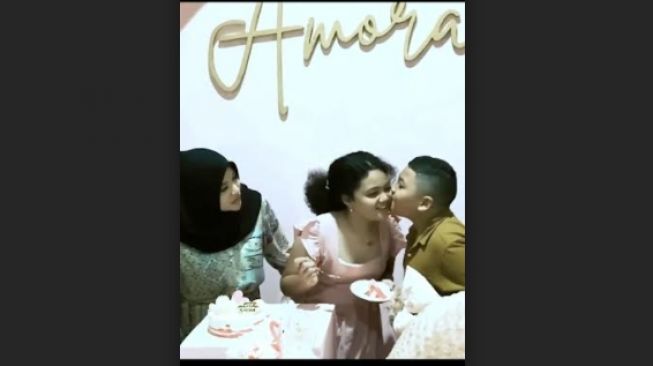 Momen Aurel Rayakan Ultah Amora. [Instagram/attahalilintar]