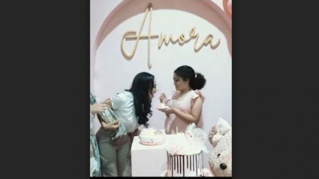 Momen Aurel Rayakan Ultah Amora. [Instagram/attahalilintar]