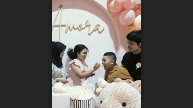 Momen Aurel Rayakan Ultah Amora. [Instagram/attahalilintar]