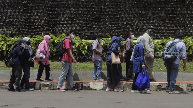 Mahasiswa penyandang disabilitas tunanetra mengikuti kegiatan orientasi mobilitas fakultas di kampus Universitas Muhammadiyah Jakarta (UMJ), Ciputat, Tangerang Selatan, Banten, Kamis (9/9/2021). [Suara.com/Angga Budhiyanto]