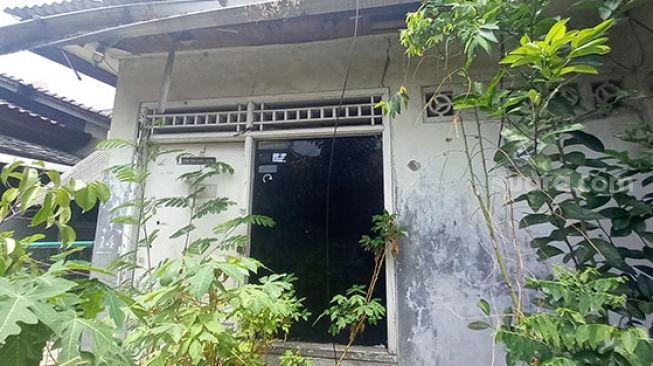 Rumah yang sempat dikontrak almarhum Munir dan Suciwati di Jalan Bekasi Timur IV, Gang Buntu, Cipinang Besar Utara, Jatinegara, Jakarta Timur. Dipotret Kamis (9/9/2021). [Suara.com/Yosea Arga Pramudita]