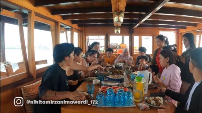 Potret Kapal Nikita Mirzani di Labuhan Bajo. [YouTube/Crazy Nikmir REAL]