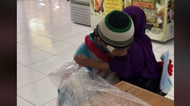 Aksi gadis kecil jadi asisten kakak yang bekerja dengan kostum badut (tiktok)