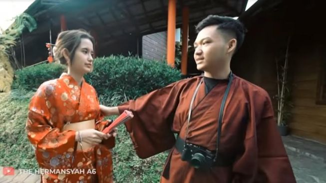 Potret Sarah Menzel Pakai Busana Jepang. [Youtube/A6 Hermansyah]