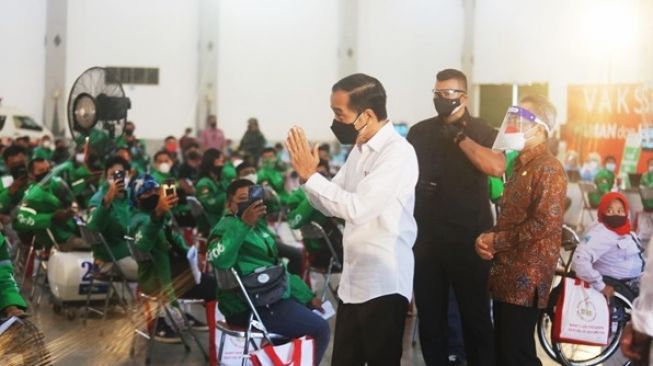 Presiden Jokowi mengunjungi program vaksinasi bagi disabilitas. [Grab]