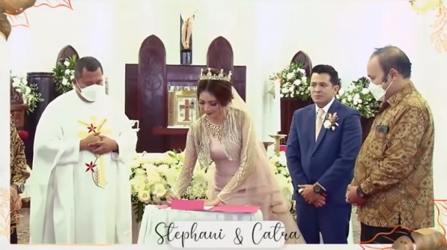 Momen pemberkatan anak Minati Atmanegara, Catra Felder dan Stephani Defirstta. [Youtube/Stephani Defirstta]