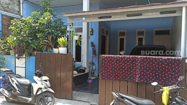 Rumah terduga teroris di Jalan Bangau IX, RT 3 RW 23, Kelurahan Harapan Jaya, Kecamatan Bekasi Utara, Kota Bekasi, Jumat (10/9/2021). [SuaraBekaci.id-Suara.com/Imam Faisal]