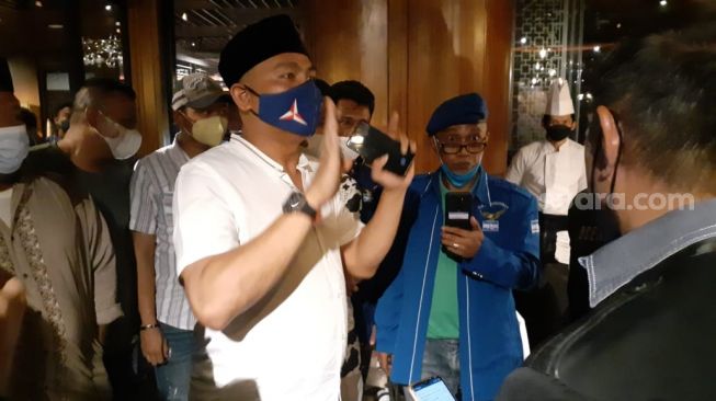 Sejumlah massa yang mengaku dari kubu Agus Harimurti Yudhoyono (AHY) menggeruduk acara HUT Demokrat ke-20 yang diselenggarakan kubu Moeldoko di Hotel JHL Solitaire Gading Serpong, Tangerang, Jumat (10/9/2021). [SuaraJakarta.id-Suara.com/Wivy Hikmatullah]