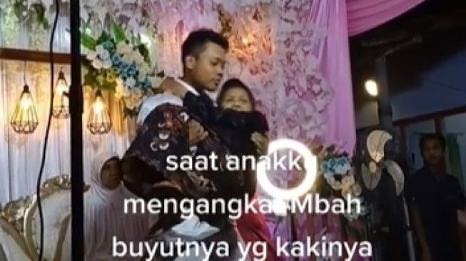 Momen Haru Pengantin Pria Gendong Nenek di Pelaminan. (TikTok)