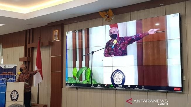 Presiden Direktur PT Toyota Motor Manufacturing Indonesia Warih Andang Tjahjono memberikan sambutan dalam penandatanganan MoU dengan Undip Semarang, di Semarang, Kamis. (ANTARA/ I.C.Senjaya)