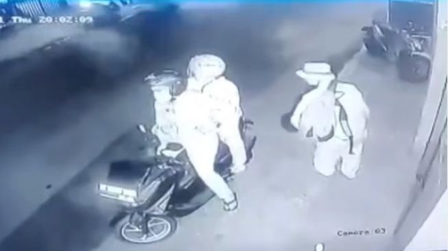 Pencurian sepeda motor terekam kamera CCTV di Malang. [Instagram]