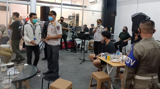 Diduga Langgar Prokes, 2 Pelaku Usaha di Padang Diamankan Satpol PP