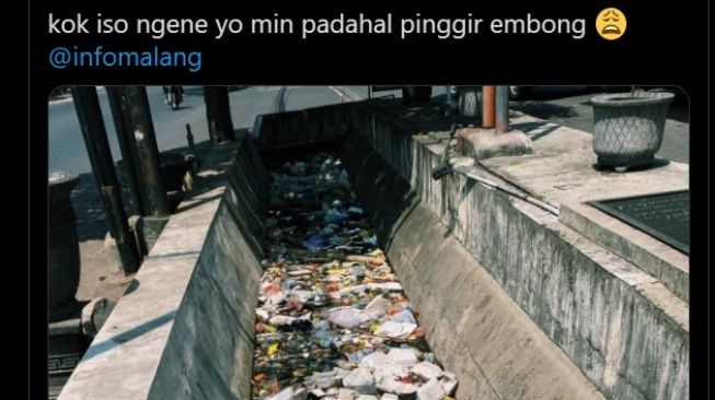 drainase di Malang penuh sampah. [tangkapan layar Twitter]