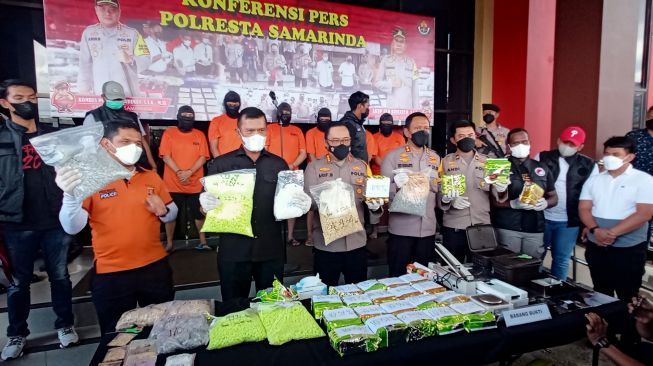 Kapolresta Samarinda, Kombes Pol Arif Budiman saat menggelar jumpa pers di Halaman Polresta Samarinda. Sebanyak 25 kilogram sabu dan 37.701 butir pil ekstasi berhasil diamankan. [Suara.com/Apriskian Tauda Parulian]