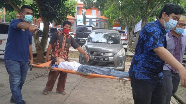 Geger! 15 Pelajar Tangerang Pingsan Usai Divaksin, Pihak Sekolah Ungkap Hal Ini