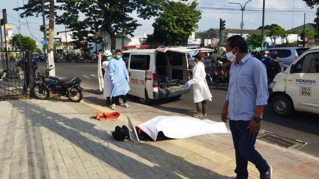 Tiba-tiba Jatuh, Toto Tewas Saat Menunggu Lampu Hijau di simpang APILL Mergangsan