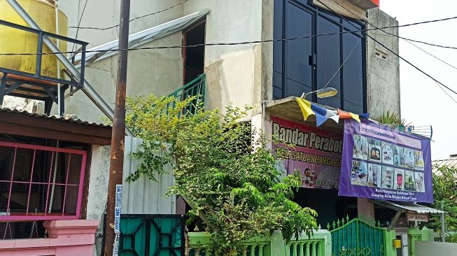 Rumah terduga teroris di Jalan Duwet, RT 01 RW 05, Kelurahan Harapan Jaya, Kecamatan Bekasi Utara, Kota Bekasi, Jumat (10/9/2021). [SuaraBekaci.id-Suara.com/Imam Faisal]