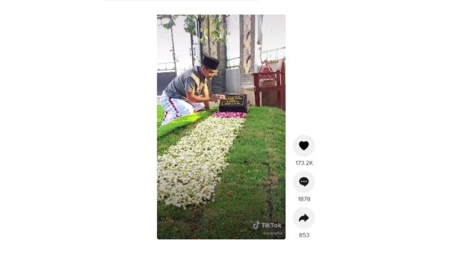 Makam ibu di halaman rumah. [TikTok]