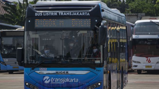 Petugas PT Transportasi Jakarta (Transjakarta) mengemudikan bus listrik produksi perusahaan otomotif China, Higer saat uji coba di Jakarta.  ANTARA FOTO/Aditya Pradana Putra